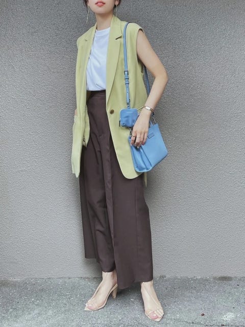 レディース パンツ コーディネート 夏 レディース コーディネート コーデ 着こなし おすすめ オススメ トレンド コツ おしゃれ お洒落 オシャレ 2022 夏 パンツ パンツコーデ ブラウン ジレ ベスト ノースリーブ サンダル