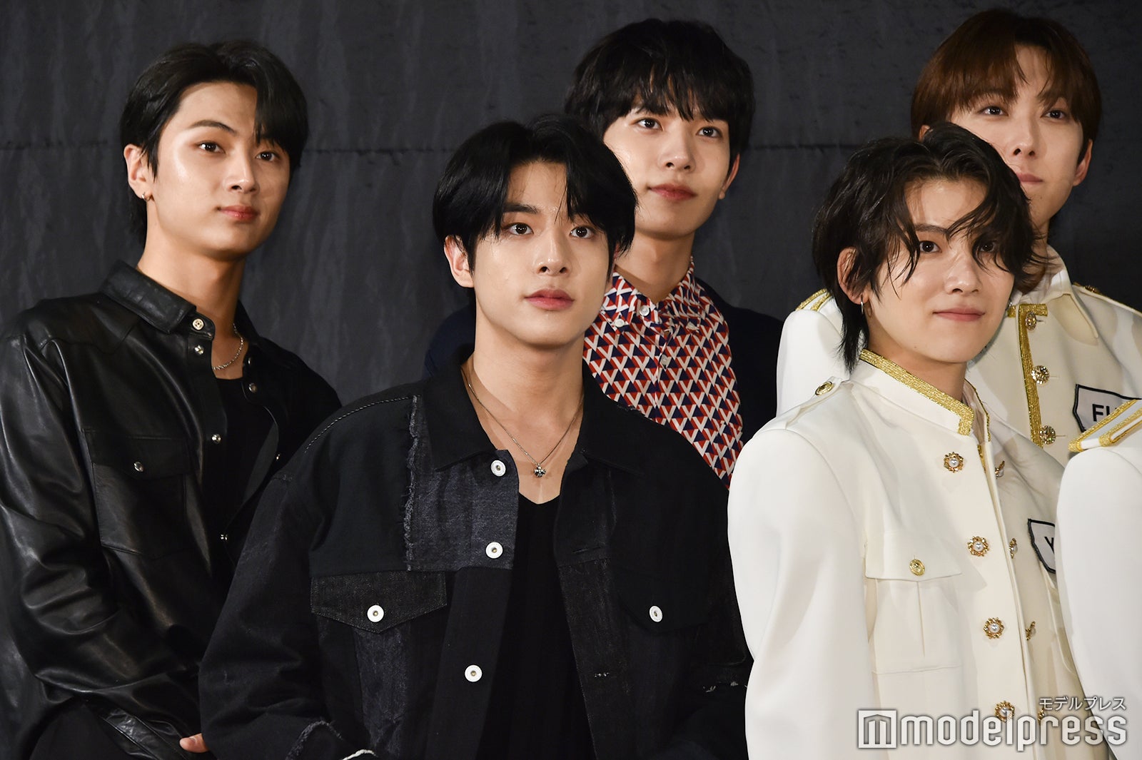 （後列左から）JAY、HEESEUNG、FUMA（前列左から）JAKE、YUMA（C）モデルプレス