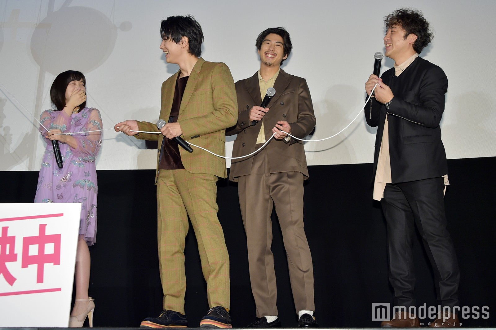 橋本環奈、吉沢亮、賀来ポン太（賢人）、ムロツヨシ（C）モデルプレス