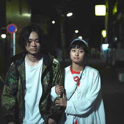 モデルプレス - 菅田将暉&忽那汐里、腕組み2ショット公開 共演シーンを振り返る