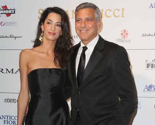 ジョージ・クルーニー妻アマルさん、テイラー・スウィフトのファッションともろカブリ