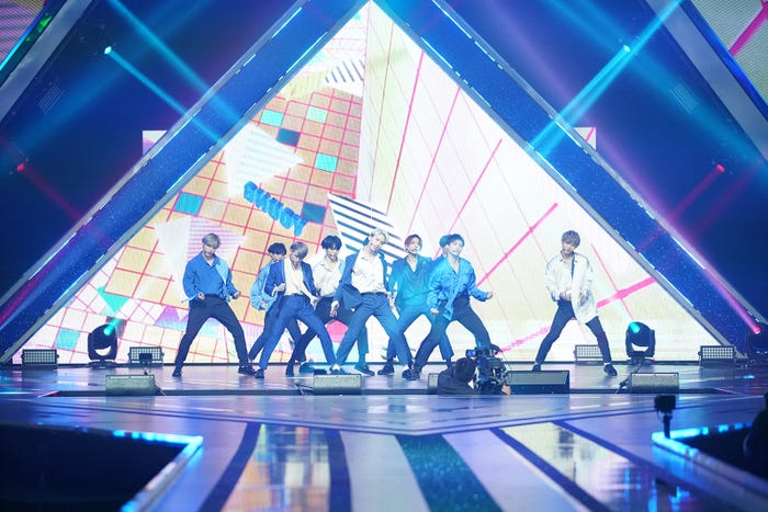 デビュー評価「YOUNG」ステージ「PRODUCE 101 JAPAN」最終回(C)LAPONE ENTERTAINMENT