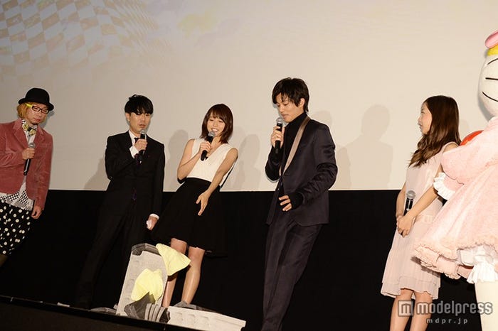 (左より)増田セバスチャン監督、藤井隆、有村架純、松坂桃李、板野友美、くるみ割りキティ