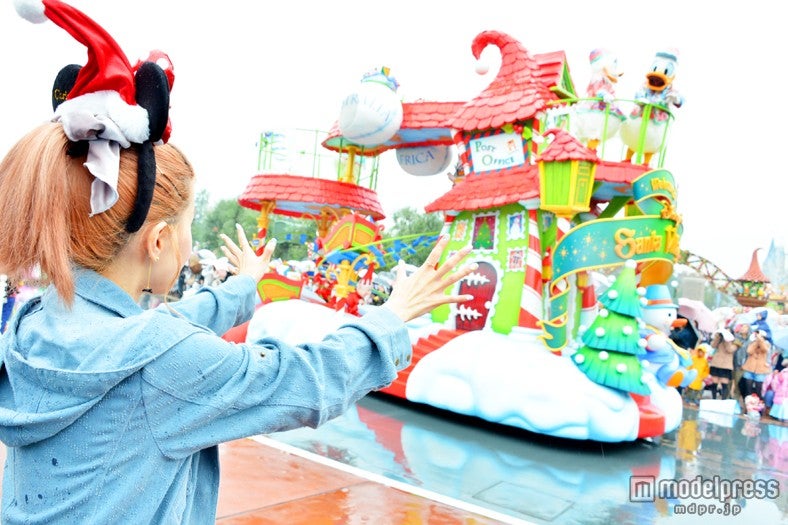 「ディズニー・サンタヴィレッジ・パレード」雨天バージョン／モデル：河西里音