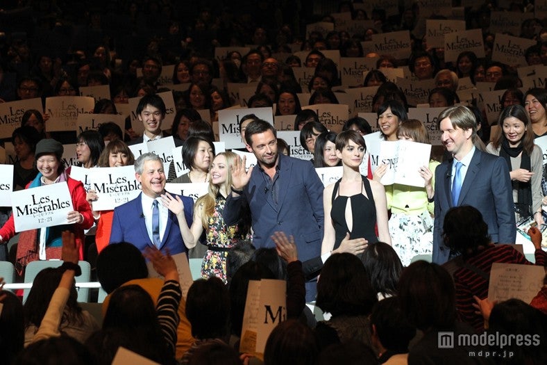 サプライズでファンサービスを行ったキャスト「レ・ミゼラブル」(C)Universal Pictures/12月21日(金)TOHOシネマズ 日劇他、全国ロードショー　　　　　