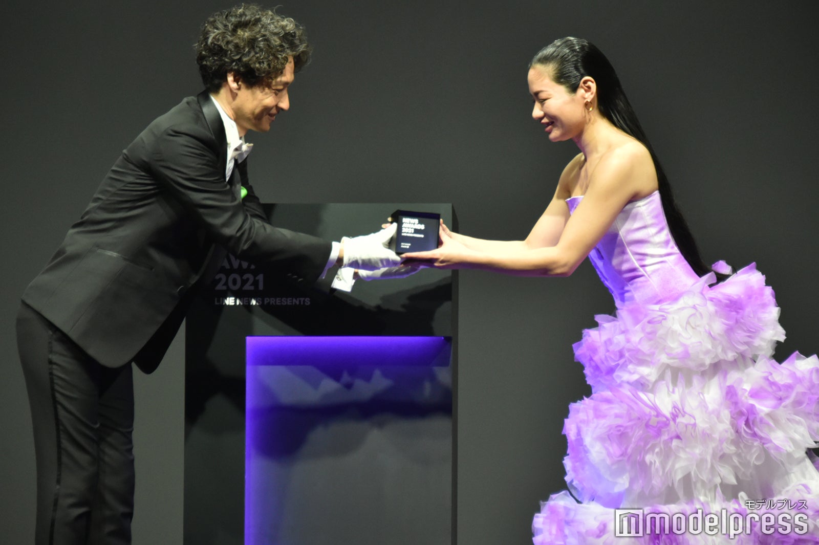 トロフィーを受け取るAwich（C）モデルプレス