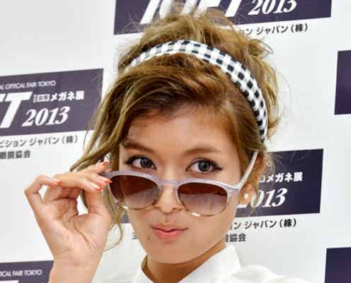 ローラ、クールなサングラス姿で「メガネベストドレッサー賞」受賞