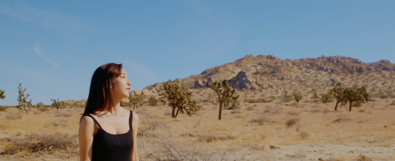 板野友美「Just as I am」MVより（画像提供：キングレコード）