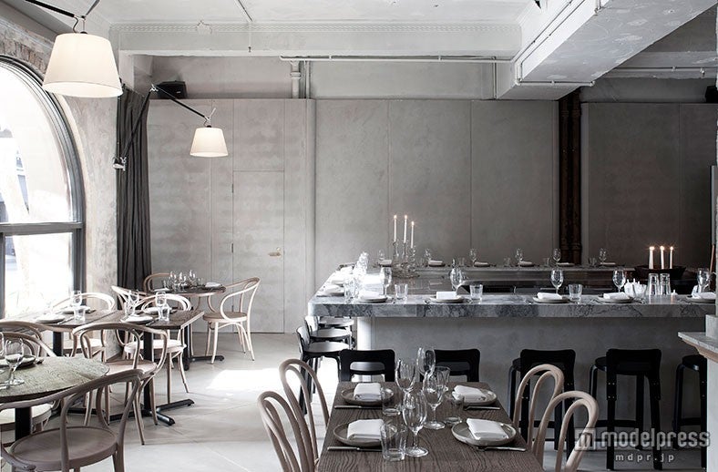 ロングカウンターが特徴的なシンプルでクールなインテリア