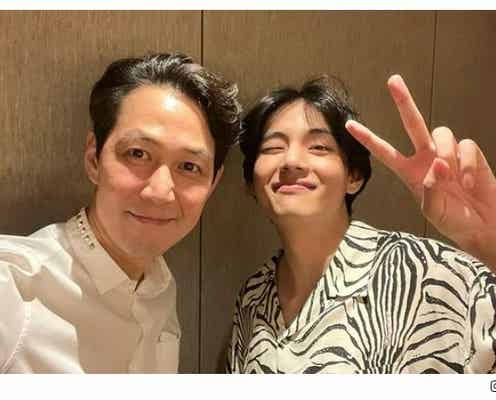 「イカゲーム」イ・ジョンジェ、BTS・Vとの2ショット公開「また会ってるの嬉しい」「可愛すぎる」と反響
