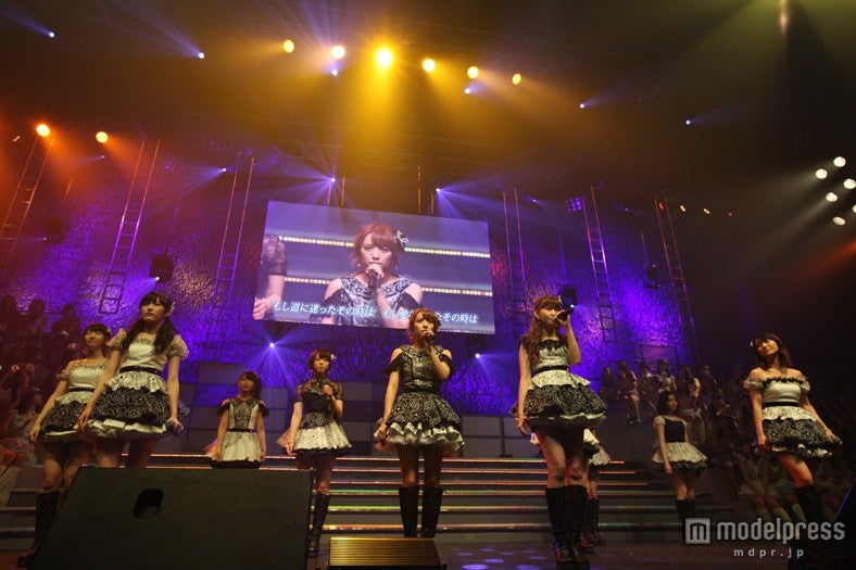 篠田麻里子卒業ソング「涙のせいじゃない」を披露したAKB48／（c)AKS