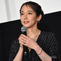 吉岡里帆、初の母親役「こんなに苦しくて大変なことなんだ」 幼少期の貴重写真も公開<泣く子はいねぇが>