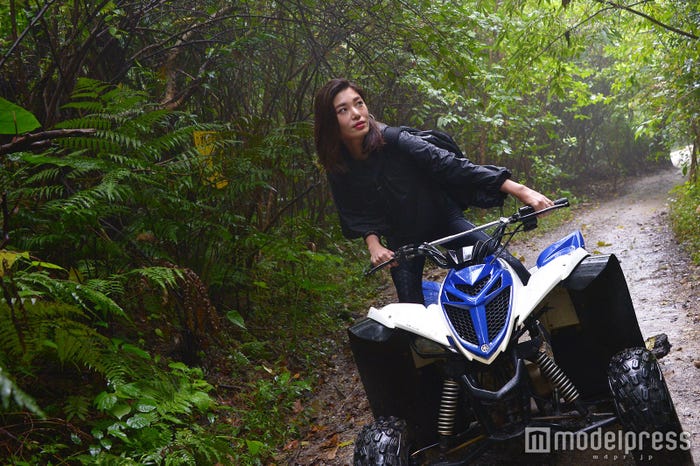 島袋聖南 (C)モデルプレス