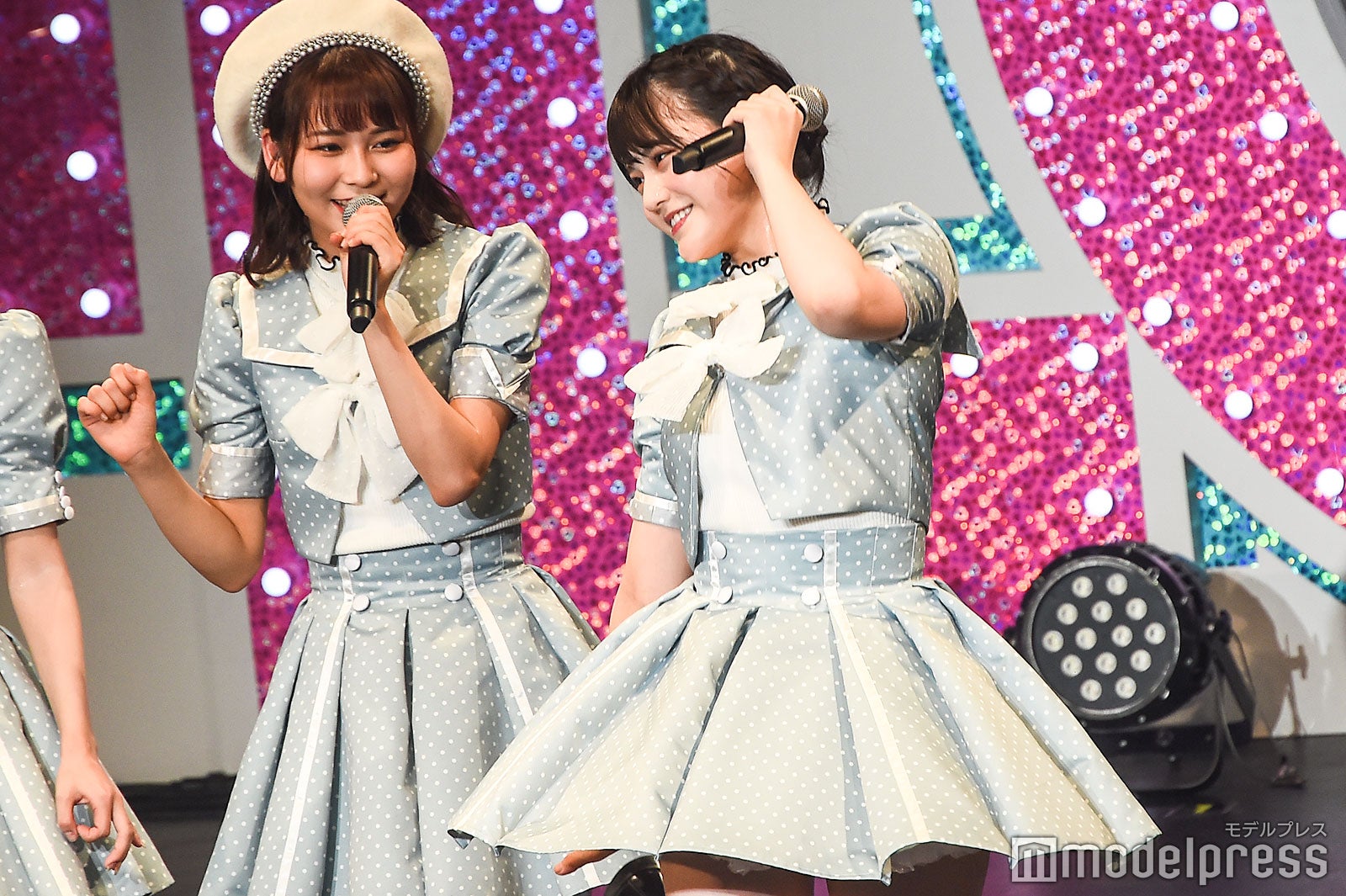 カメコさんに撮ってほしいタイミングを再現する高松瞳／＝LOVEファーストツアー「今、この船に乗れ！」東京公演 （C）モデルプレス