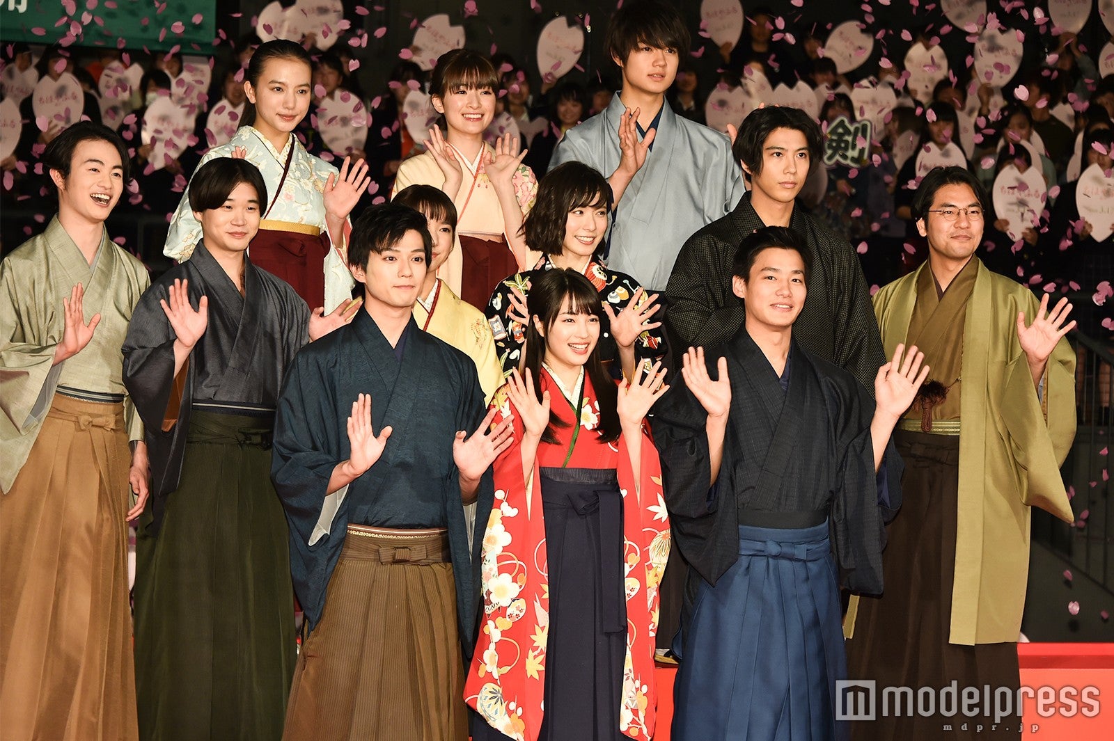 （後列）清原果耶、優希美青、佐野勇斗（中列）森永悠希、矢本悠馬、上白石萌音、松岡茉優、賀来賢人、小泉徳広監督（前列）新田真剣佑、広瀬すず、野村周平 （C）モデルプレス