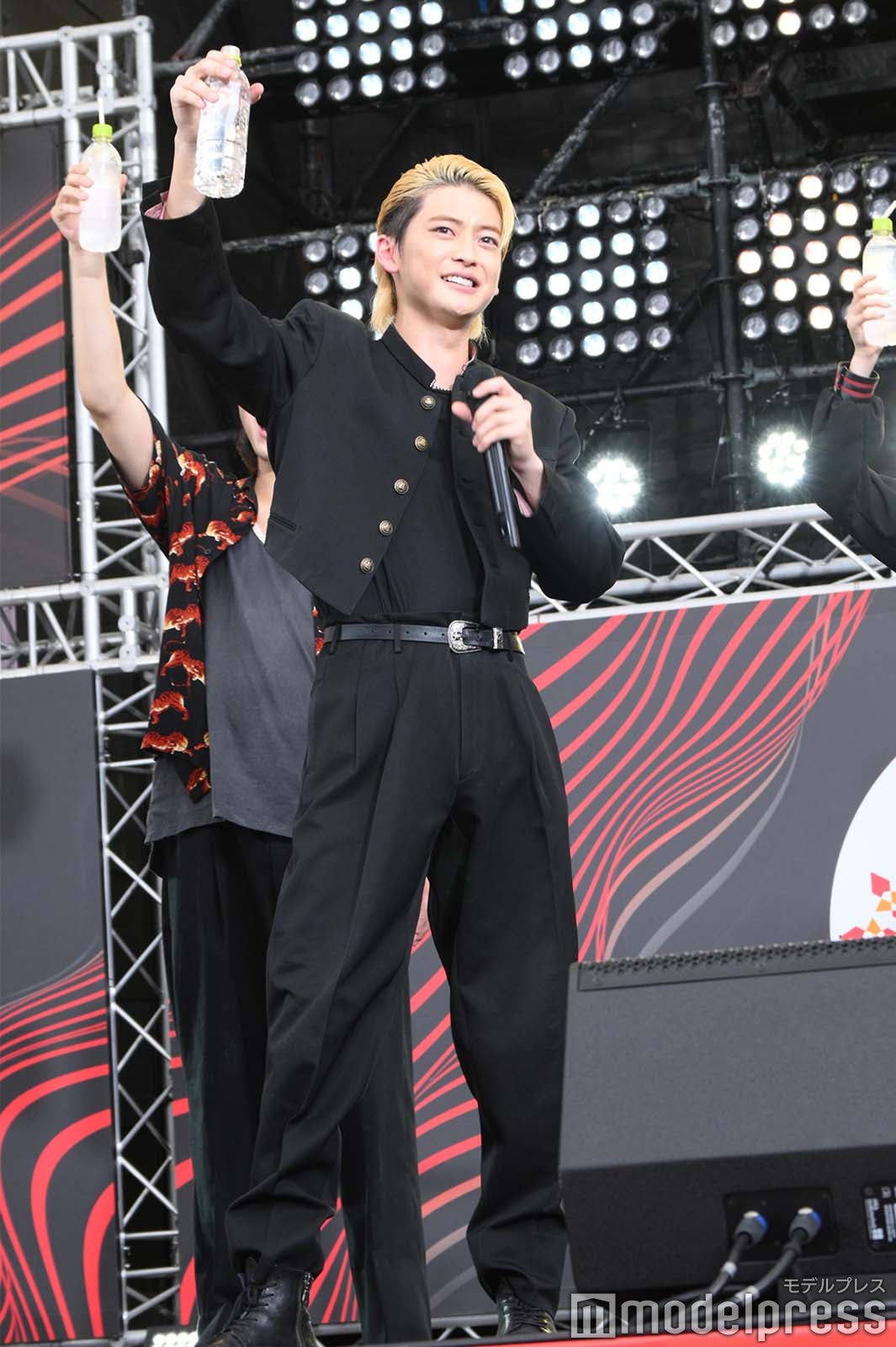 “ヤンキー給水タイム”の音頭を取る高橋文哉（C）モデルプレス