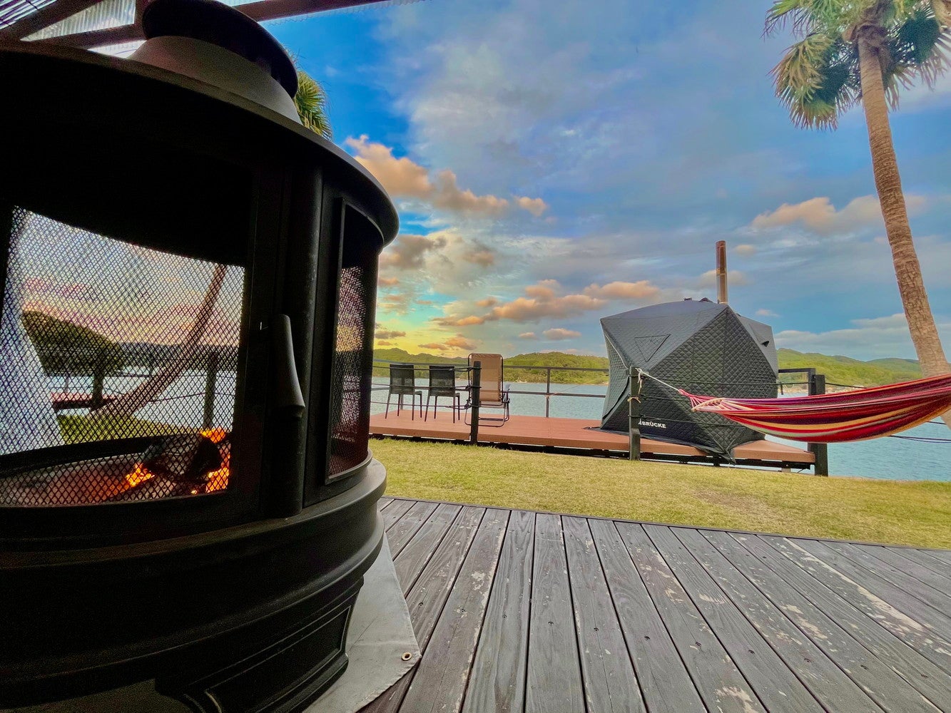 伊万里湾に面した開放感のあるウッドデッキ／提供画像