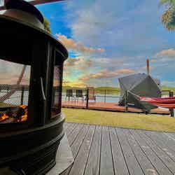 伊万里湾に面した開放感のあるウッドデッキ/提供画像