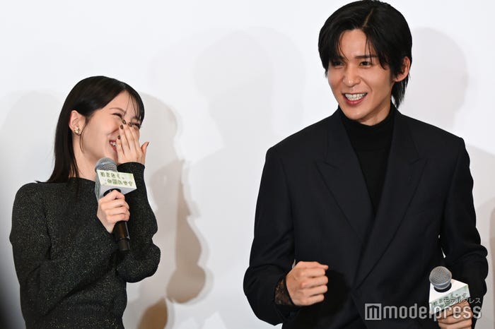 褒められてガッツポーズをする浜辺美波を真似する目黒蓮(C)モデルプレス