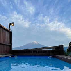 水風呂でクールダウンしながら富士山を遠目に眺める(提供画像)