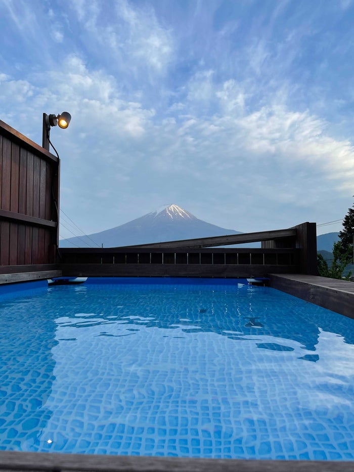 水風呂でクールダウンしながら富士山を遠目に眺める（提供画像）