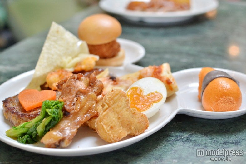 2つのパーク（TDL＆TDS）の人気メニューや、かつてのメニューをモチーフにした復刻メニューなどが集結／「クリスタルパレス・レストラン」