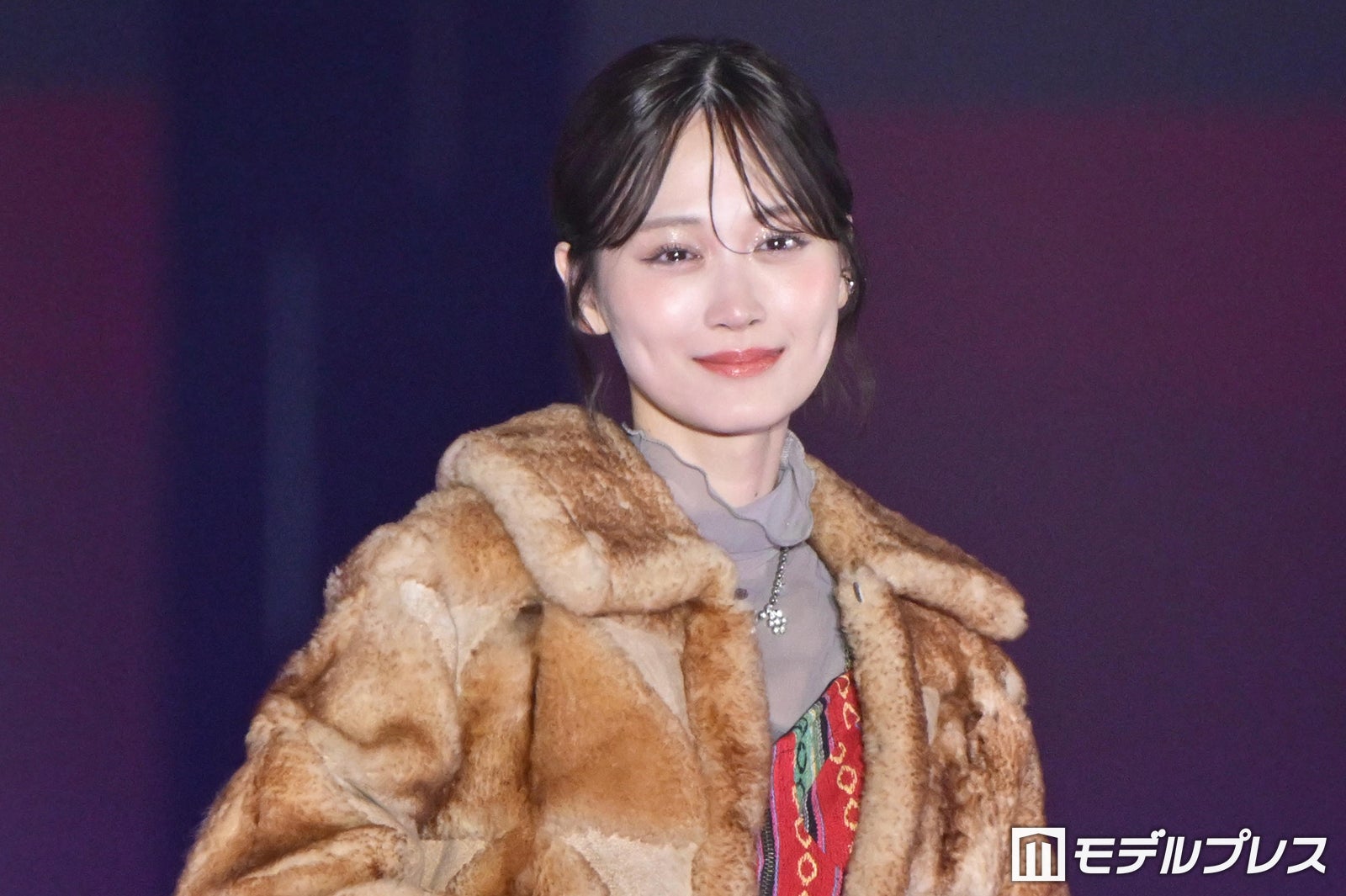 山下美月、美脚スラリの変形スカート×ブーツ姿に視線集中「着こなせるのすごい」「上級者スタイル」と反響【ガルアワ2026A/W】