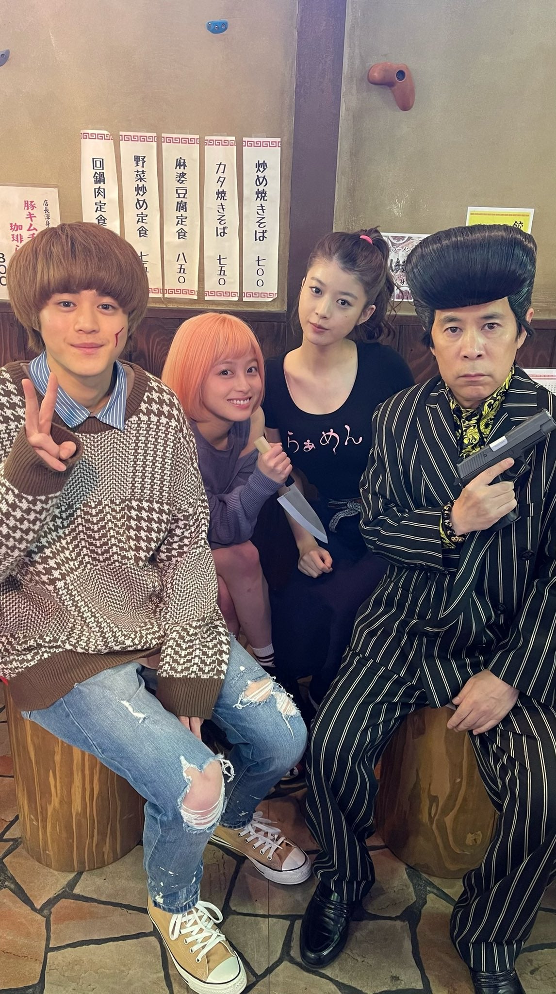 橋本環奈、岡村隆史ら豪華共演者とのオフショット公開　セットの細部にも注目　