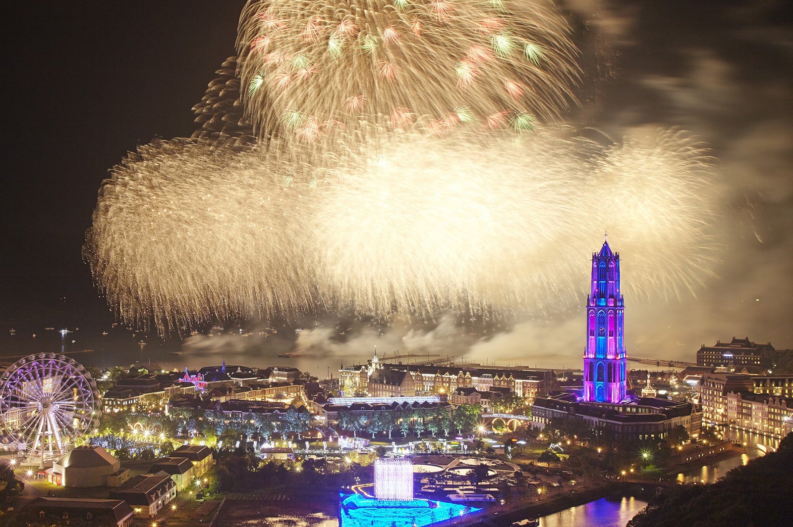 大スターマイン／画像提供：ハウステンボス