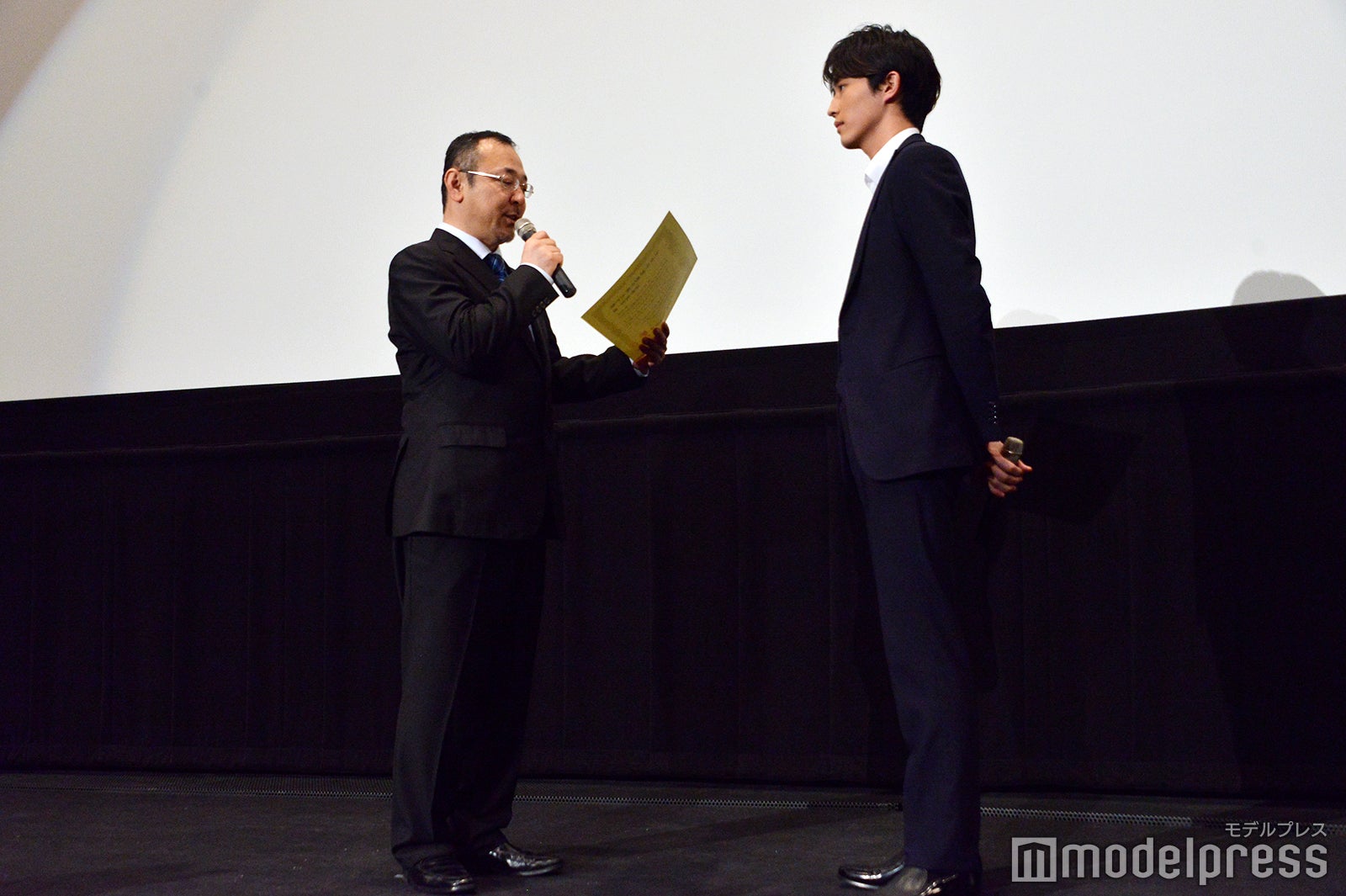 川村泰祐監督から表彰された杉野遥亮（C）モデルプレス