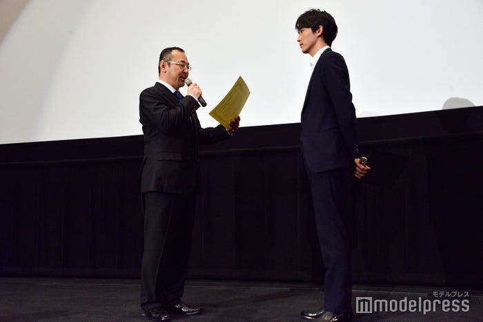 川村泰祐監督から表彰された杉野遥亮(C)モデルプレス