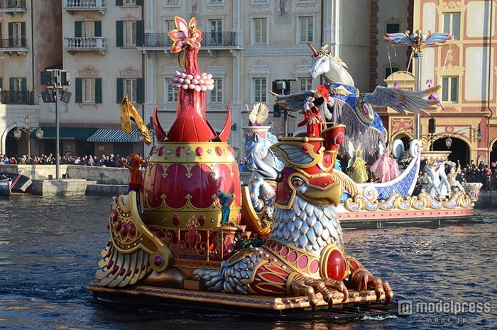 ミニーマウスの乗るルビーのグリフィン