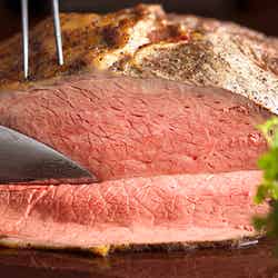 「ジューシーに焼き上げたローストビーフ」イメージ/画像提供:東急ホテルズ