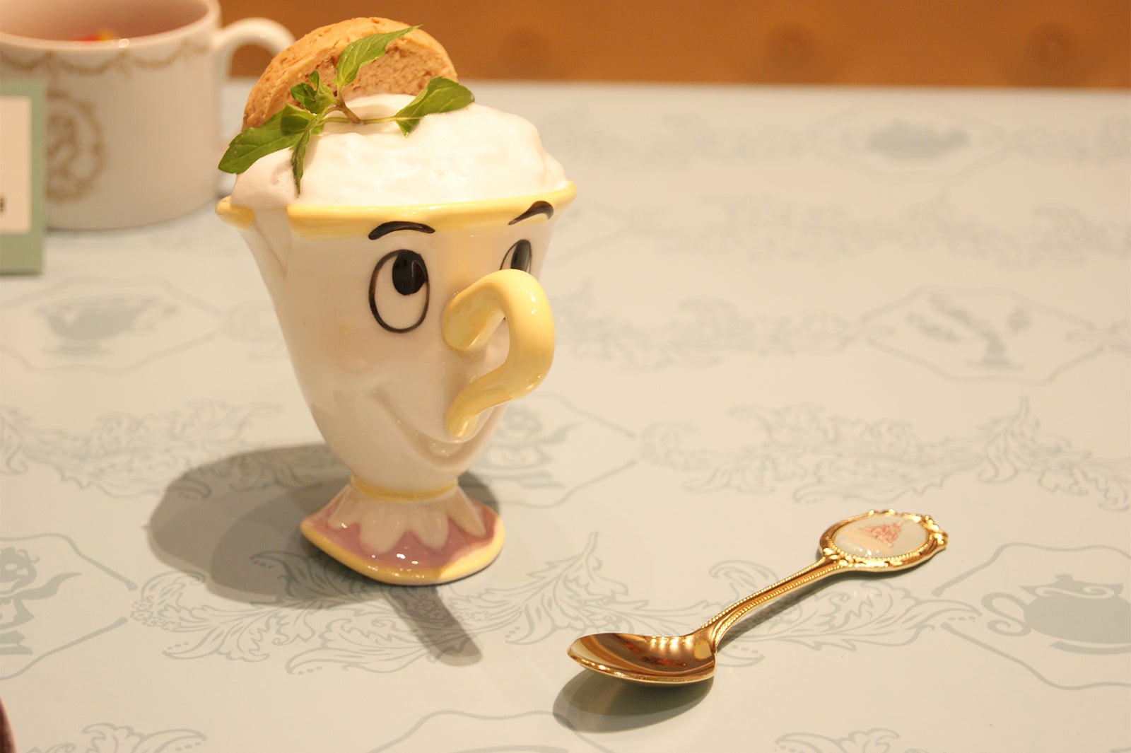 ＜The Mod Song＞チップのお助けアフタヌーンティー1,090円／スプーン付き1,690円（C）Disney