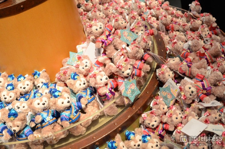人気のダッフィー＆シェリーメイのぬいぐるみバッジが並ぶ