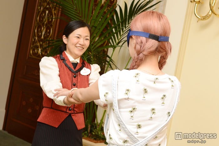 不安を解消するように語りかけてくれるキャスト/モデル:河西里音