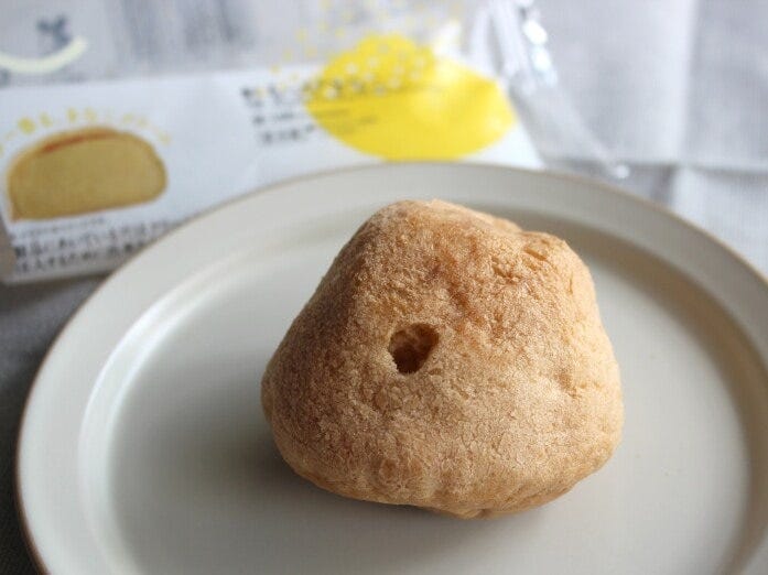 クリーム注入のための穴が、なんともいえない表情を作っています