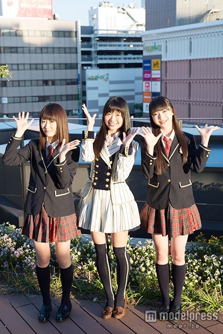 劇場がオープンする「ラブラ2」をバックに（左から）西潟茉莉奈、北原里英、荻野由佳（Ｃ）AKS