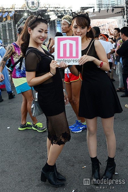 ブラックワンピでアリアナ風ヘア