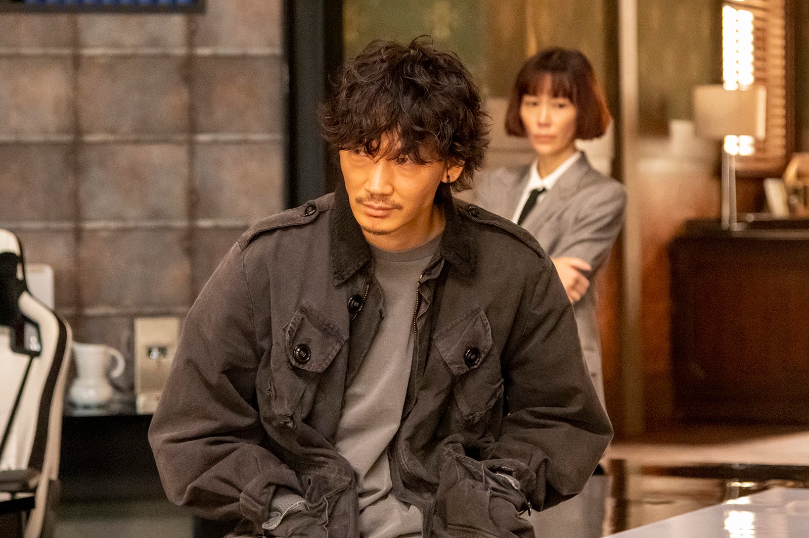 綾野剛「アバランチ」第2話より（C）カンテレ・フジテレビ