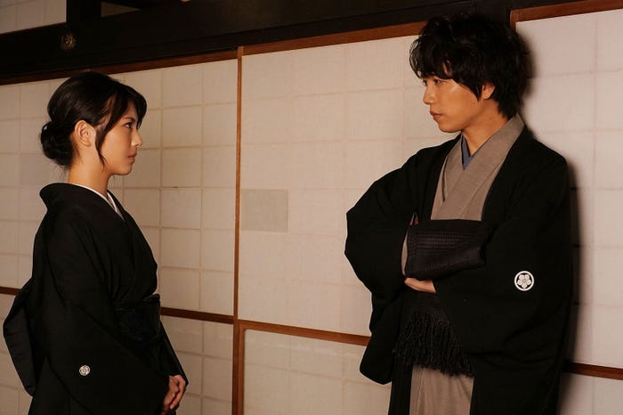 浜辺美波、山崎育三郎「私たちはどうかしている」最終話より(C)日本テレビ