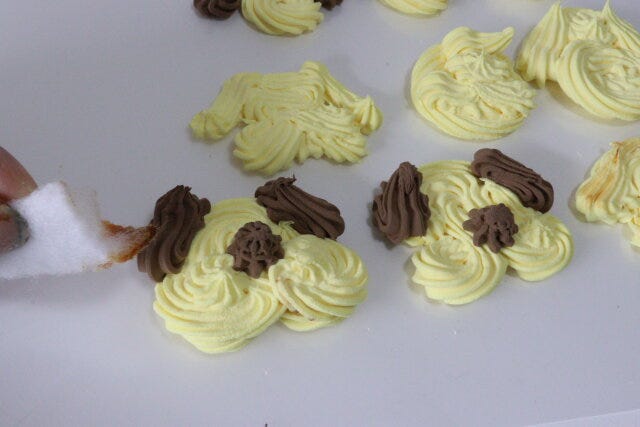 ワンちゃんクッキー型の粘土細工に絵の具で色を付ける