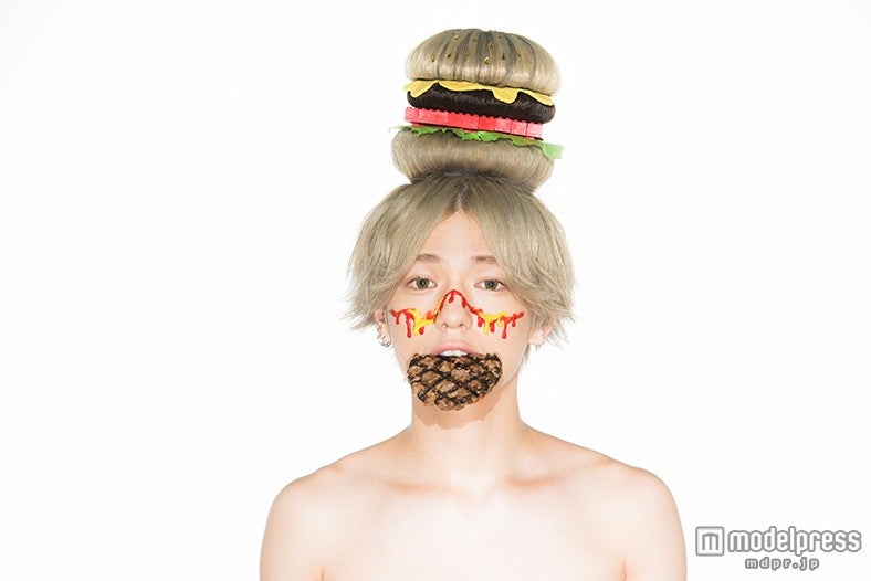 こんどうようぢ、ポップ＆カラフルな世界観を体現 “かっこ可愛い”ダンスも披露