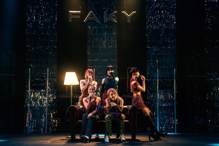 (左上から時計回り)Akina、Mikako、Hina、Lil’ Fang、Taki「FAKY LIVE 2022 #nofilter」/撮影:kazumi watanabe