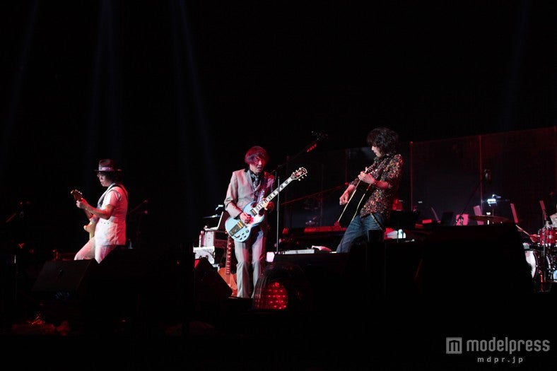 ライブパフォーマンスをした斉藤和義