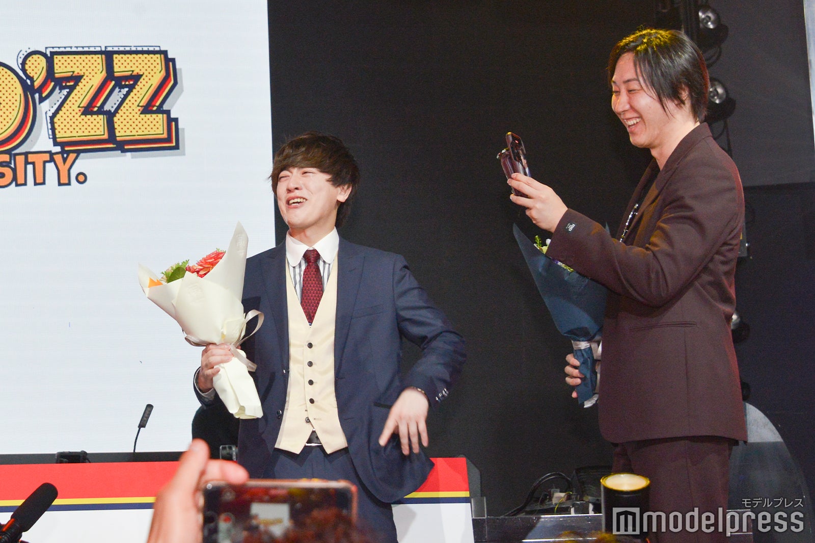 涙を見せたヴァンビ、笑顔の溝口勇児（C）モデルプレス