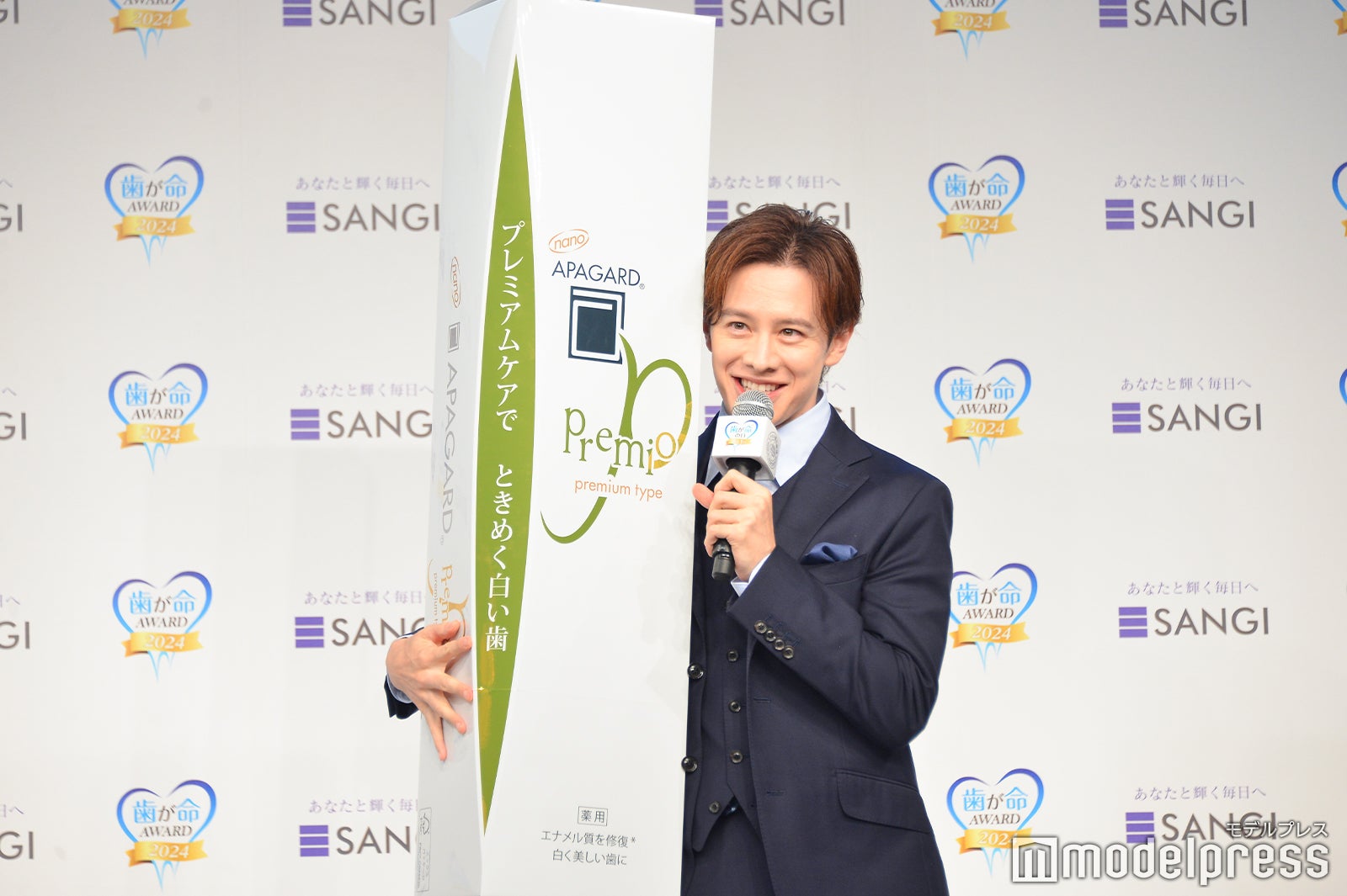 クイズに正解したウエンツは、美白歯みがき「アパガード」1年分を贈呈された（C）モデルプレス