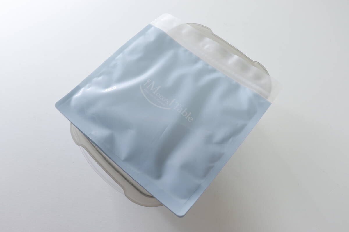お弁当箱の上に水色の保冷剤付ジップバッグが置かれている俯瞰写真