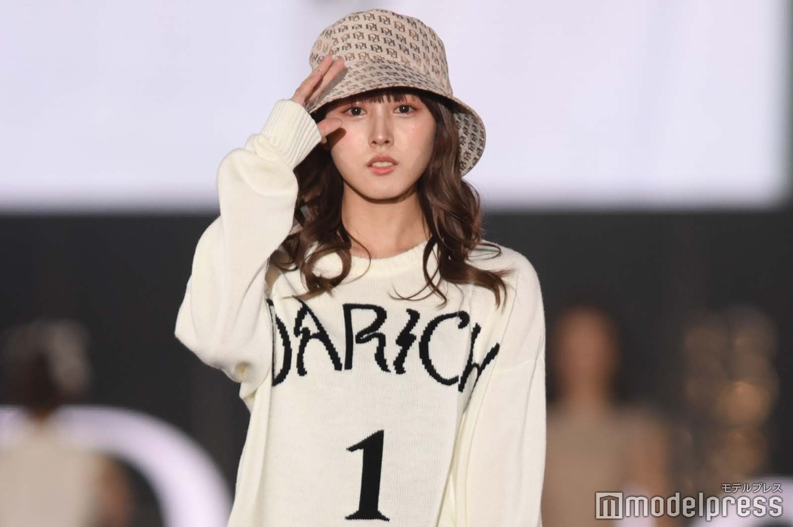 YouTuber鹿の間、美脚のぞく白ニット姿に釘付け＜関コレ2022S／S＞