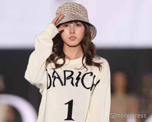 YouTuber鹿の間、美脚のぞく白ニット姿に釘付け<関コレ2022S/S>